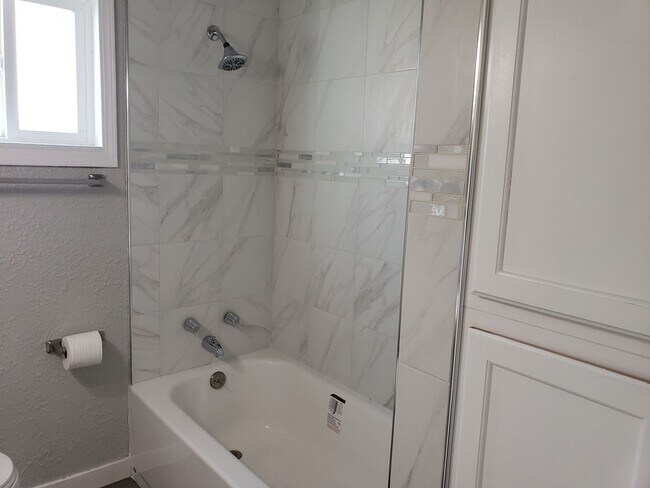 Building Photo - One Bedroom Cottage off of Eureka Way - Recently Remodeled