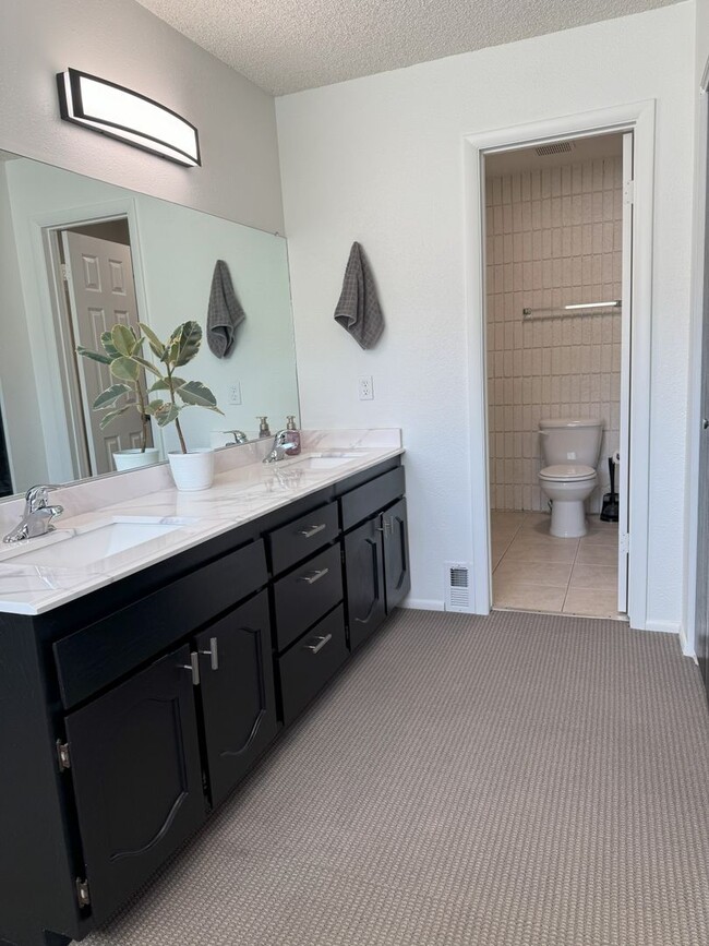 Building Photo - Charming 3-Bedroom Home with Modern Update...