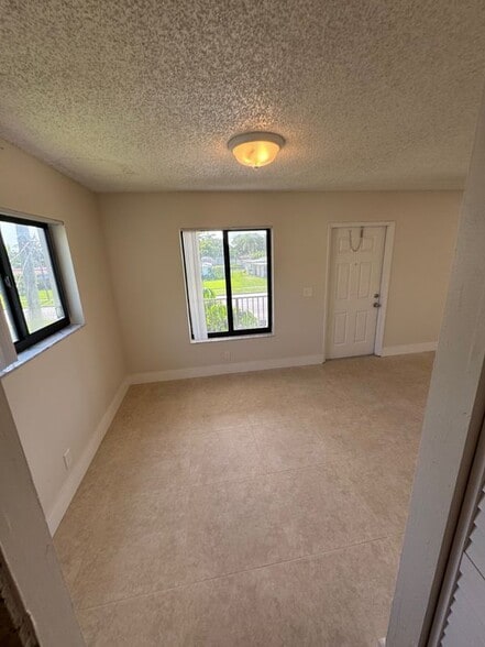 Building Photo - 1121 W River Dr