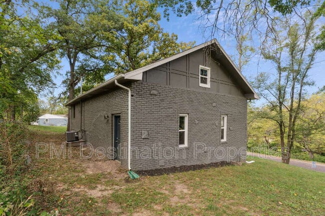 Building Photo - 300 Ridge St
