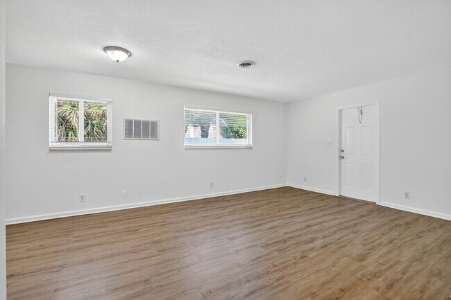 Building Photo - 3031 NE 7th Ave