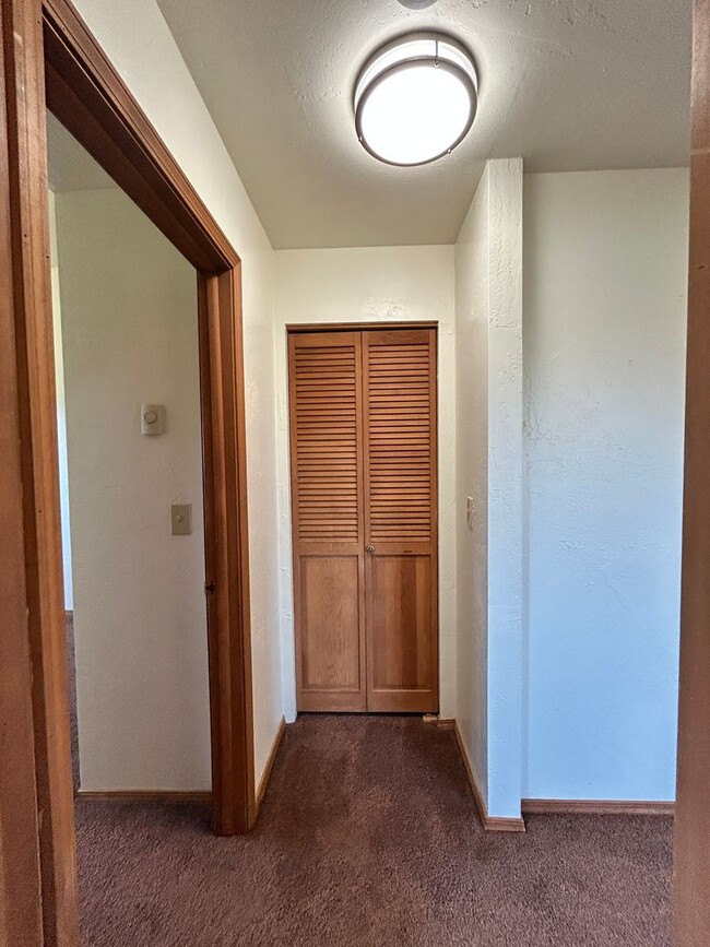 Building Photo - 2 bed, 1 Bath in Hamilton. Includes one ca...