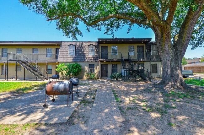 Building Photo - 1526 East Ave