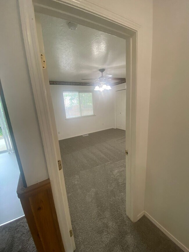 Building Photo - 3 Bed, 2 Bath,  Single Story, CUL-D-SAC Ho...