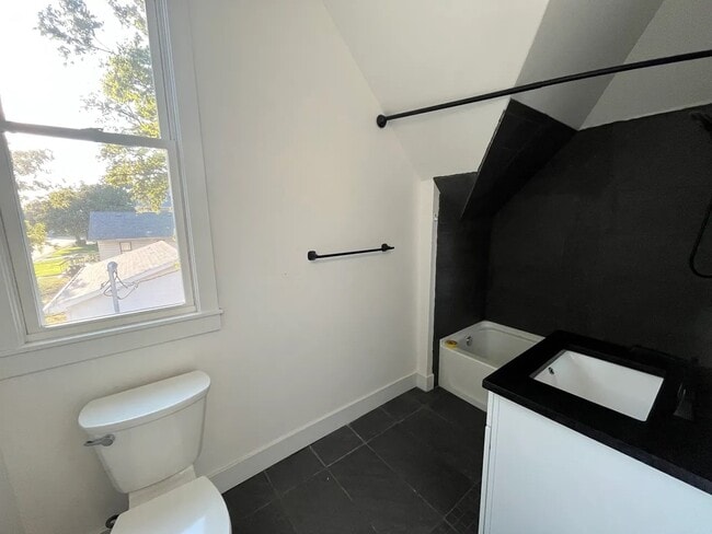 Building Photo - 326 S Oakdale Ave