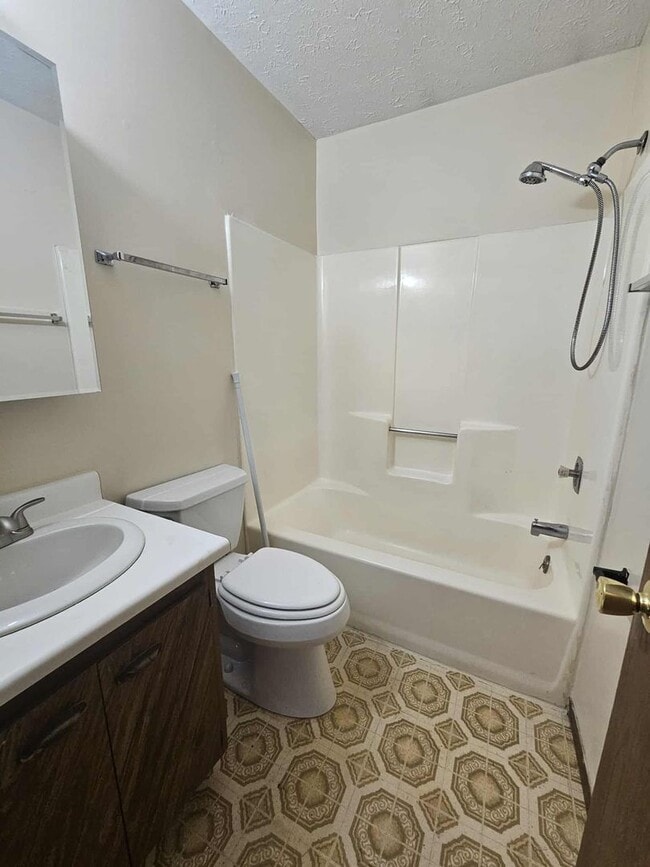 Building Photo - Ravenna 2 Bedroom 1 Bath