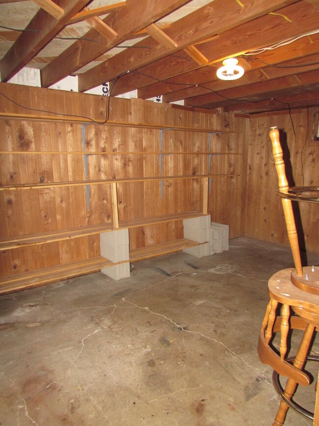 Building Photo - 3 BEDROOM | 2 BATH | DOUBLE GARAGE | WEST