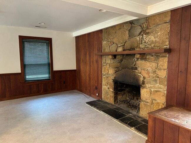 Building Photo - Garth Road House!