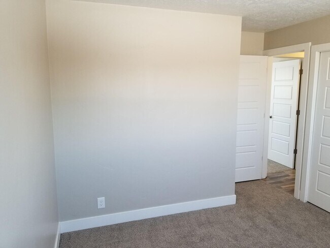 Building Photo - Spacious 5-Bedroom Magna Home with Deck and Ample Parking