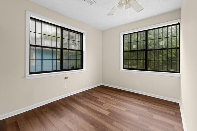 Building Photo - Charming 4 Bedroom, 2 Bathroom house