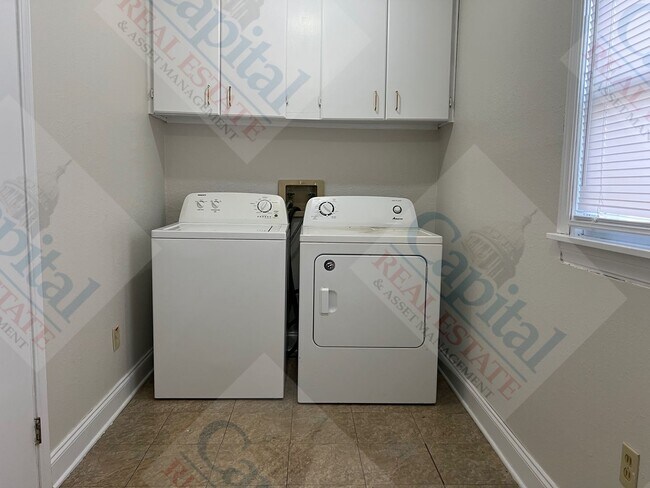 Building Photo - Cozy 2 Bedroom