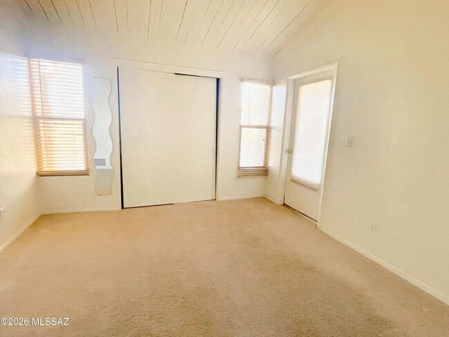 Building Photo - 3750 N Country Club Rd