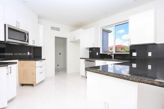 Building Photo - 15639 SW 11th Terrace