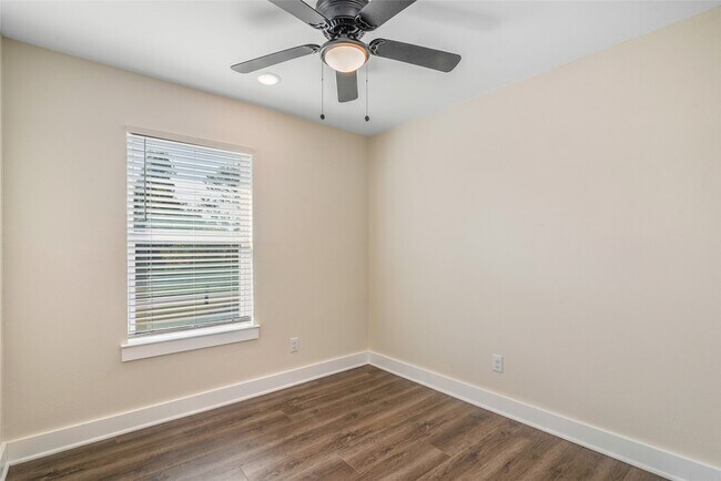 Building Photo - 1206 S Victory Dr