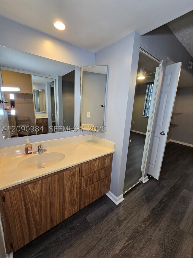 Building Photo - 1526 Whitehall Dr