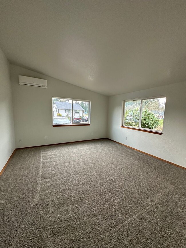 Building Photo - Beautiful Remodeled 3 Bed Room 1 and 3/4 B...