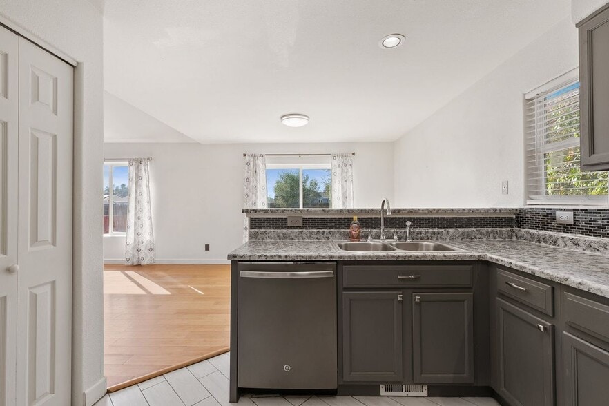 Building Photo - 8330 Dassel Dr