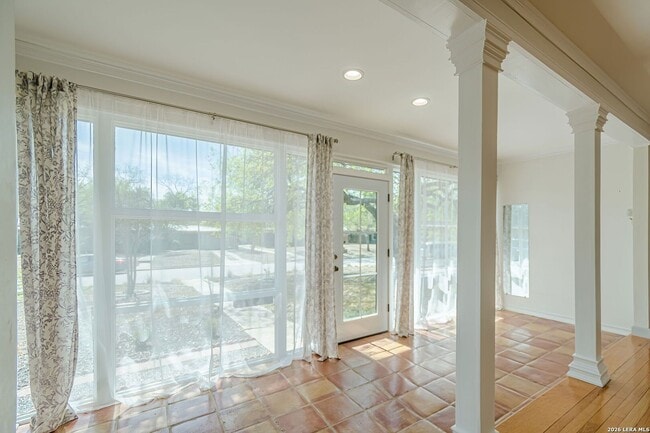 Building Photo - GORGEOUS 4-BEDROOM HOME IN TERRELL HEIGHTS