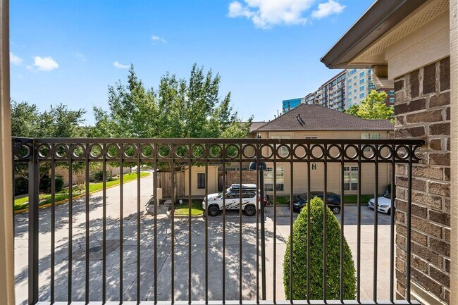 Building Photo - 1038 Memorial Village Dr