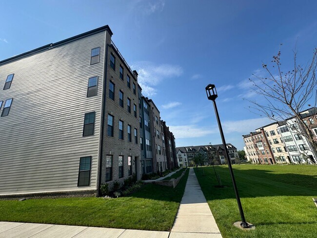 Building Photo - For Rent: Luxurious Short Pump Condo at Ga...