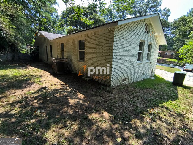 Building Photo - 819 Forrest Cir SE