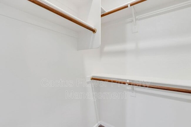 Building Photo - 1811 W Maplewood Pl