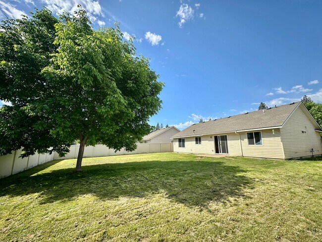 Building Photo - 3 bedroom home with expansive fenced backy...