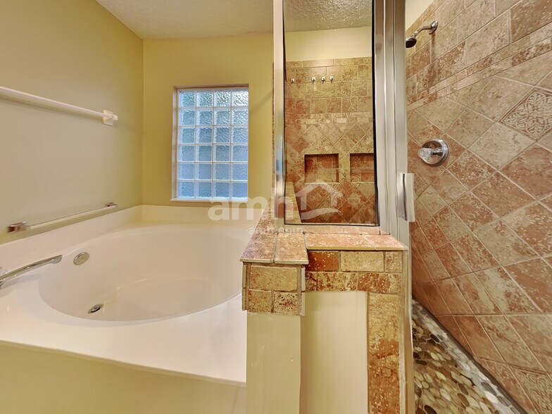 Building Photo - 2120 Pebble Creek Ln