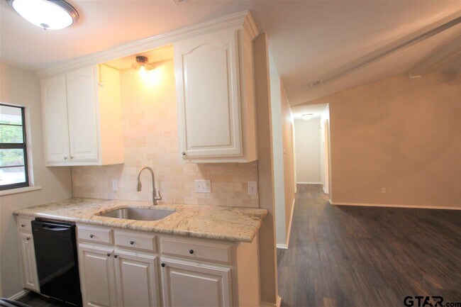 Building Photo - 15711 Echo Glen Dr
