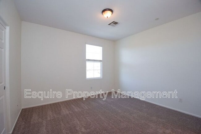 Building Photo - 74 Elm Dr
