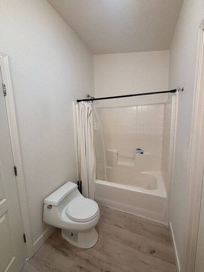 Building Photo - Single Level 3 Bedroom 2 Bathroom Home located just minutes from both Windsor and Larkfield w/ Ut...