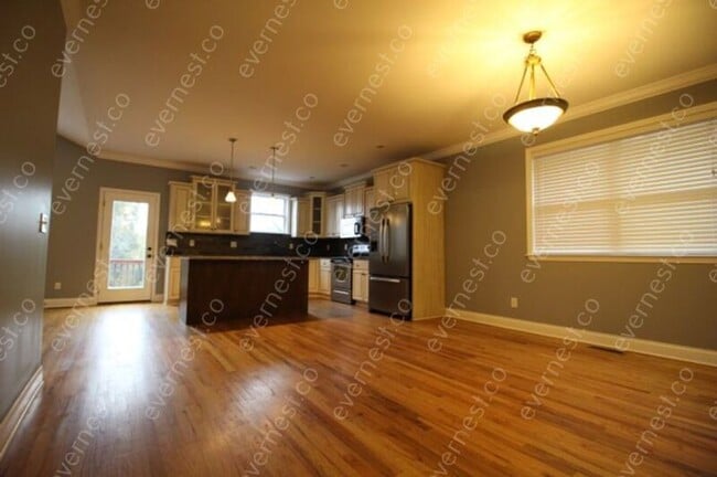 Building Photo - 610 Elinor St