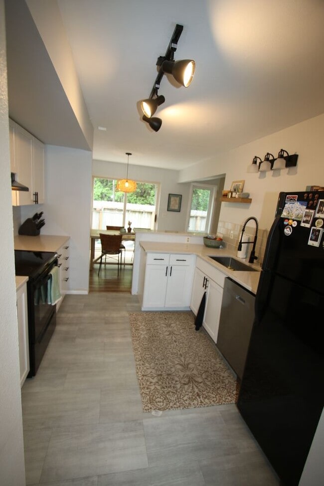 Building Photo - 3 Bedroom Townhouse!