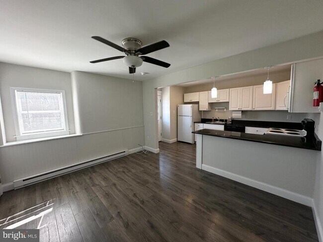 Building Photo - 25 W 5th Ave