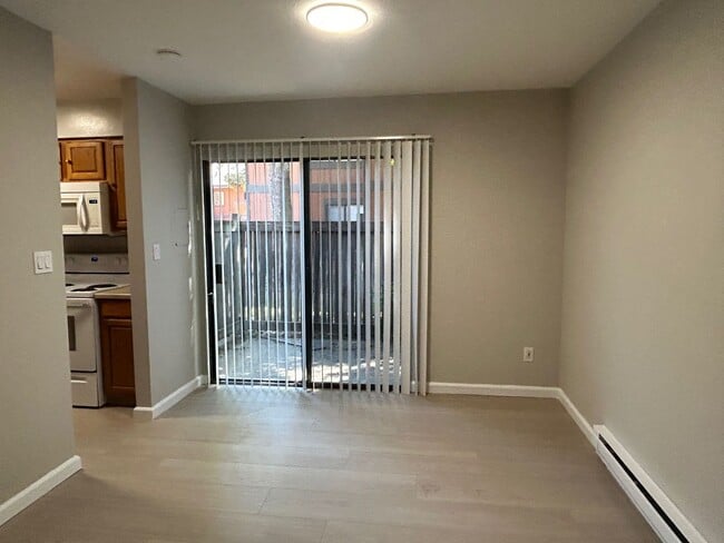 Building Photo - Nice 3br/1.5ba Town Home. Great school. Wa...