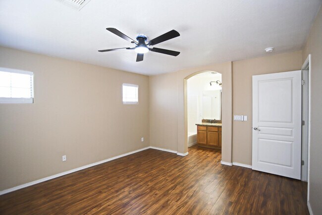 Building Photo - 512 E Rainbow Dr
