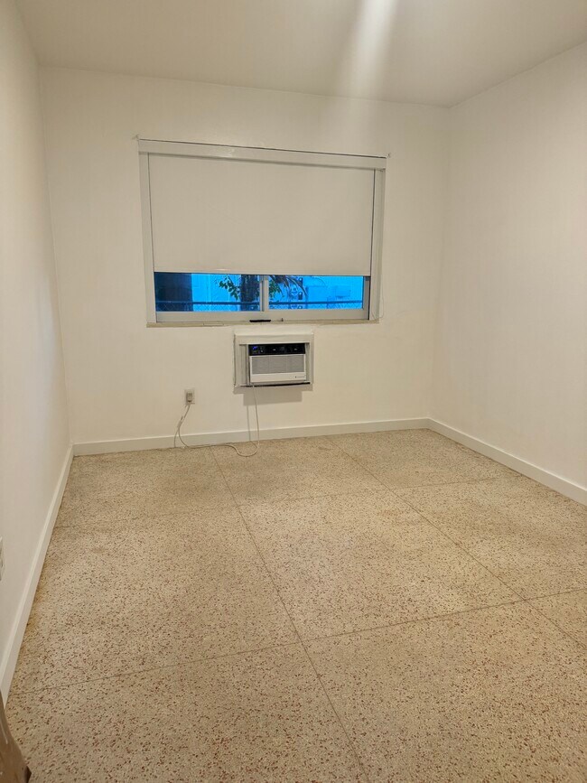 Building Photo - 2170 Bay Dr