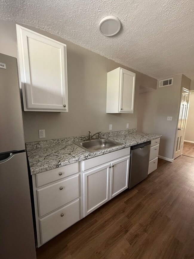 Building Photo - Beautiful renovated duplex in Edgewood!