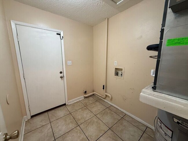 Building Photo - Pensacola - Ferry Pass - 2 bedroom, 1 bathroom - lawn care included