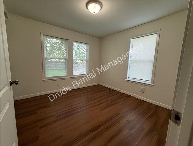Building Photo - Cozy Charming Country Home