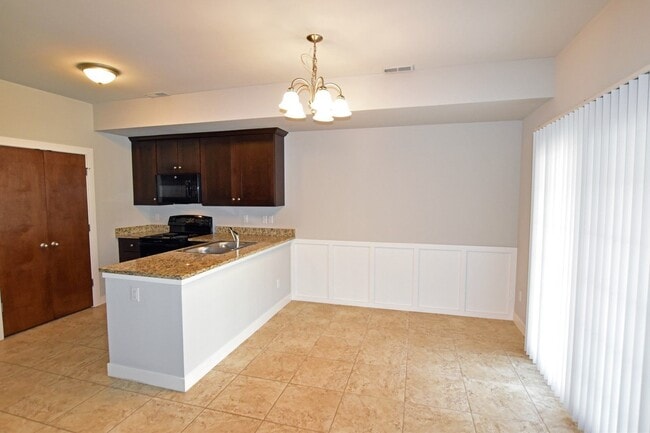 Building Photo - Shelby Twp - 3 Bedrooms, 2.5 Baths Townhouse, 2-Car Garage near Stony Creek Park