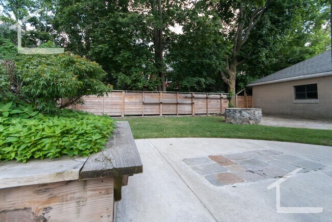 Building Photo - 35 Bentley St