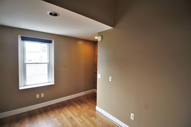 Building Photo - Fabulous Fells Point 1bd+Den/1ba Rowhome w...