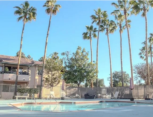 Building Photo - 2 BR 2 BA 1 Story Condo w/Balcony W/D Gate...