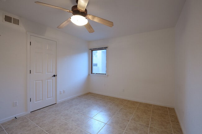 Building Photo - Gorgeous Ground Level Condo in desirable c...
