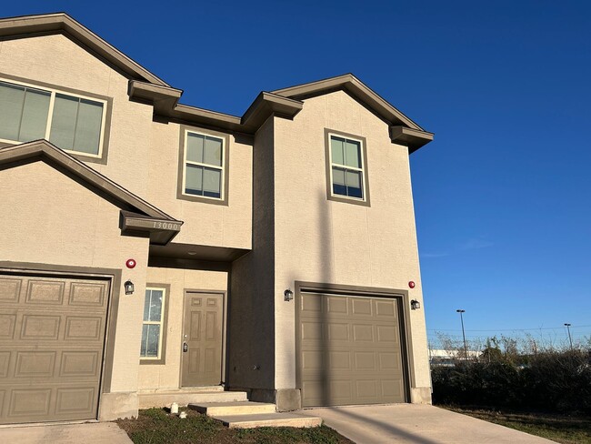 Building Photo - Charming Townhome Near I-35 & Randolph AFB