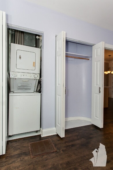 Building Photo - 3852 N Southport Ave