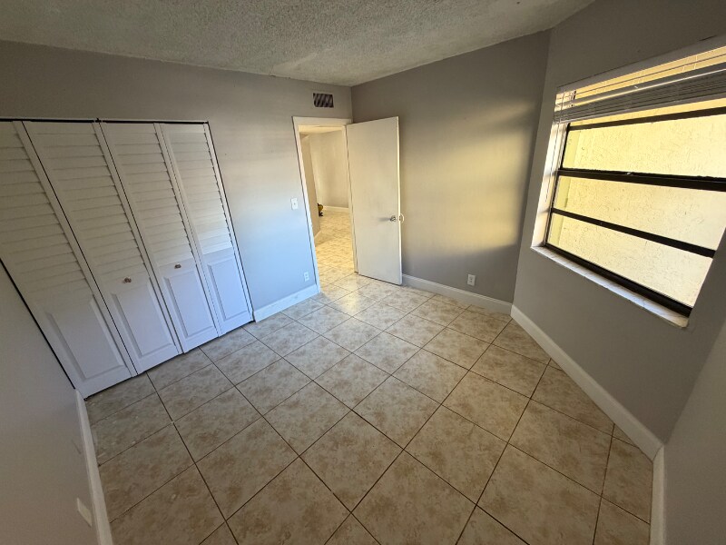 Building Photo - 4136 Lakeside Dr