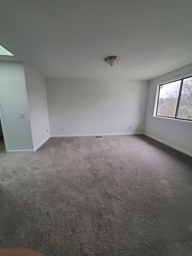 Building Photo - 3 bedroom - recently renovated home