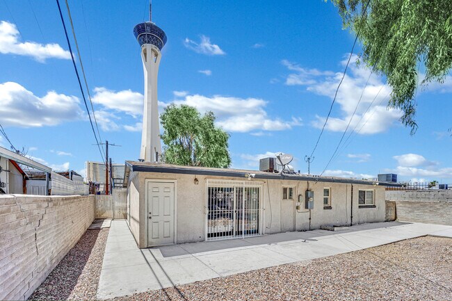 Building Photo - 2221 Santa Clara Dr